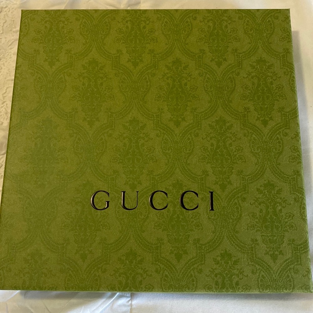 gucci scarf brand new never worn have to get rid of